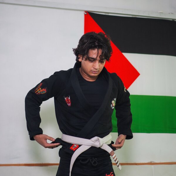 Shayan Khawaja tying his belt in a black gi